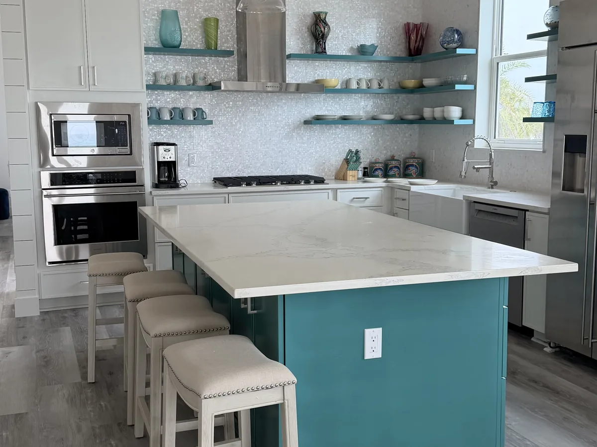 Cozinha com ilha azul e prateleiras abertas