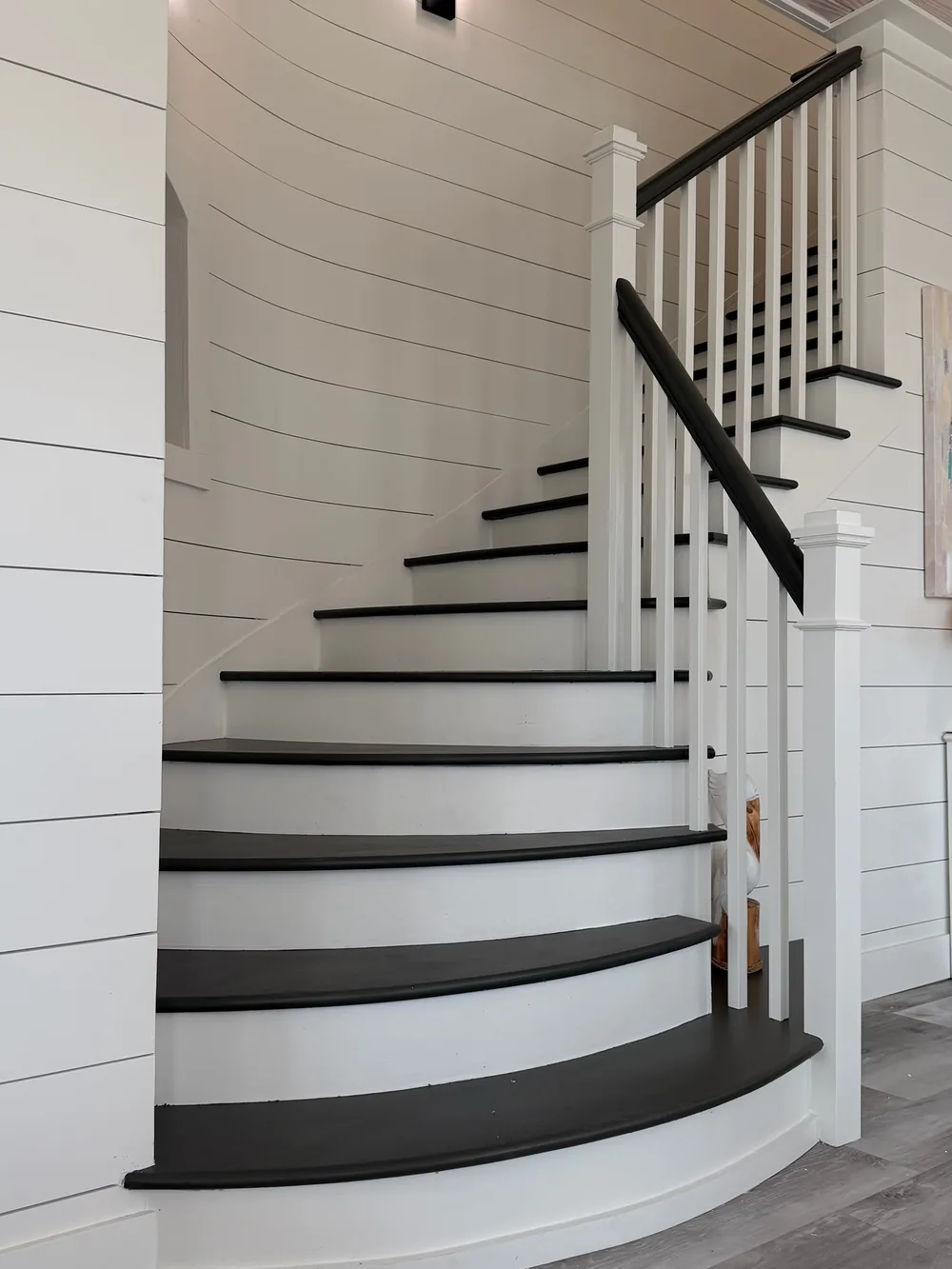 Escada curva com acabamento em pintura