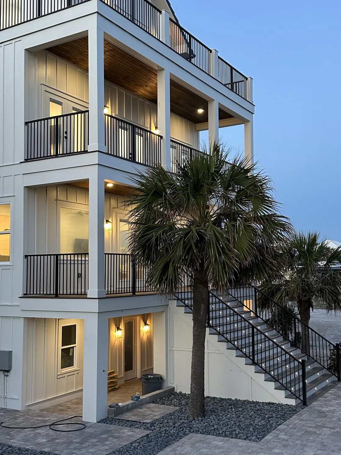 Casa residencial reformada ao entardecer