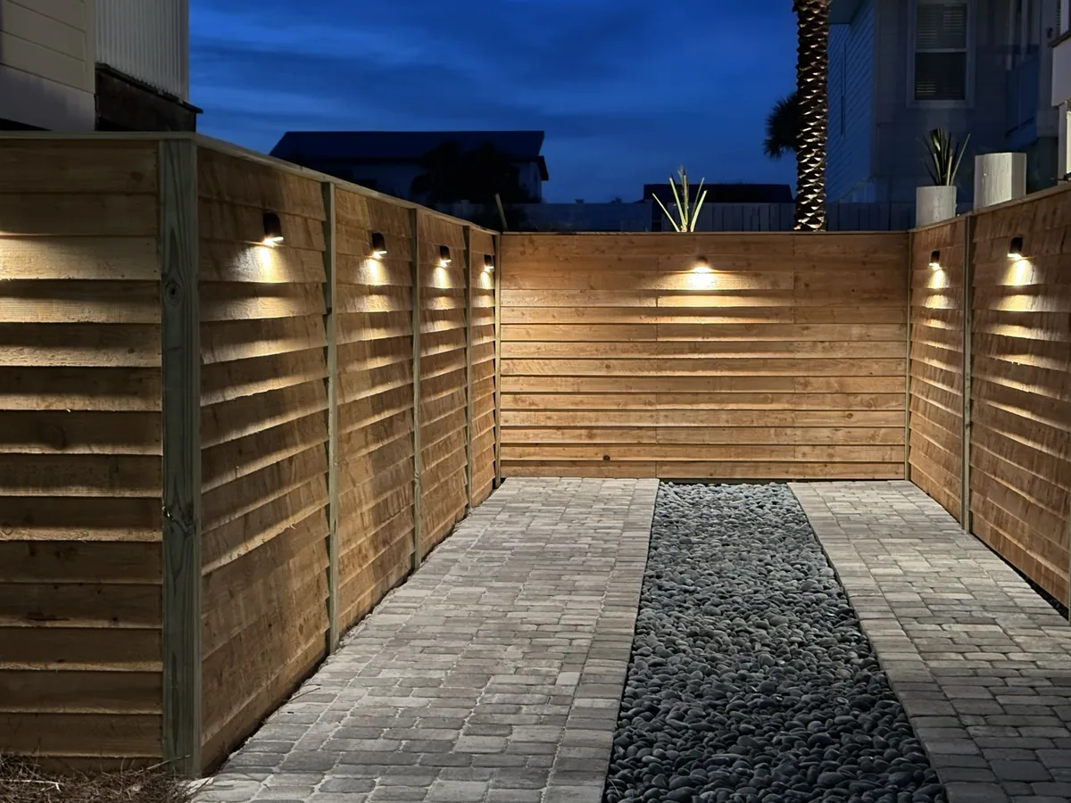 Área externa com iluminação e pavers