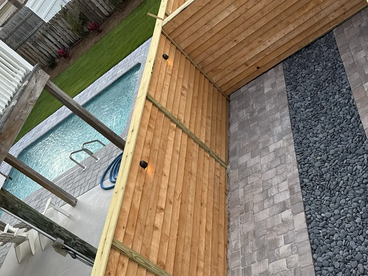 Área externa com pavers e piscina